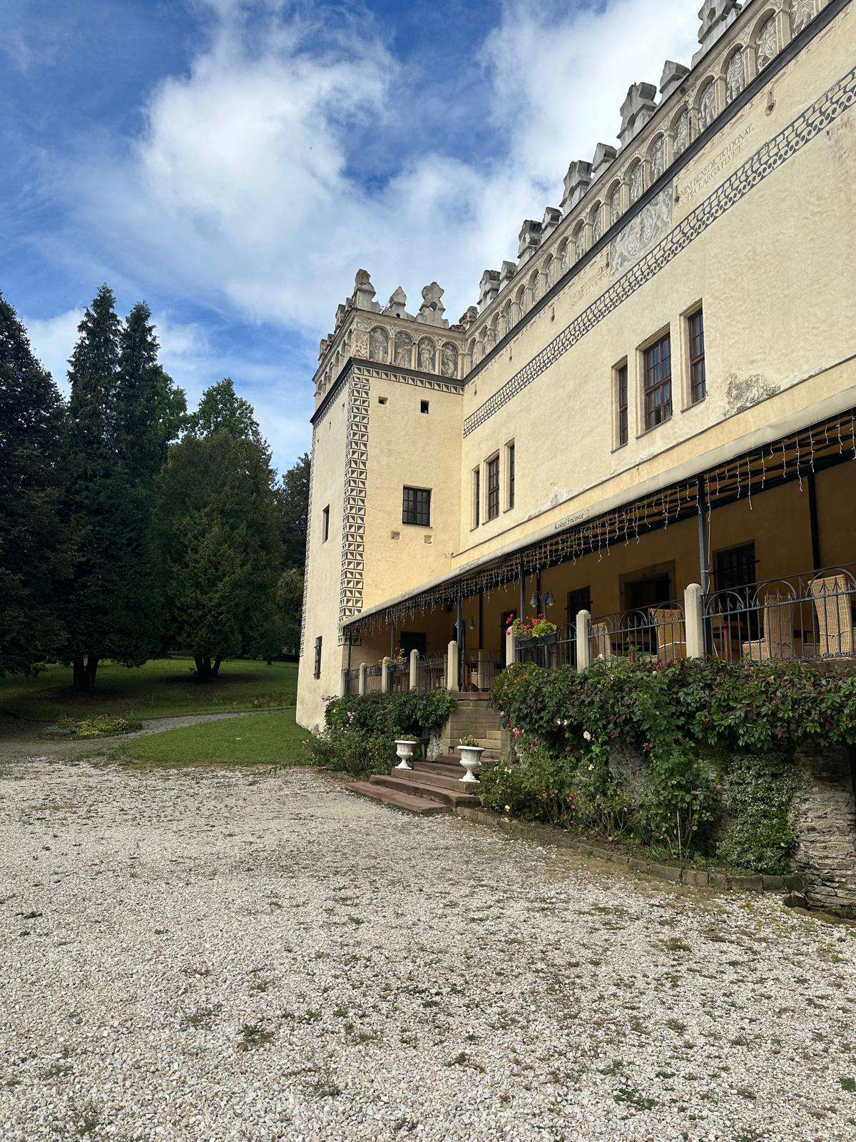 Pohľad na priečelie renesančného Kaštieľa Fričovce s unikátnou sgrafitovou výzdobou