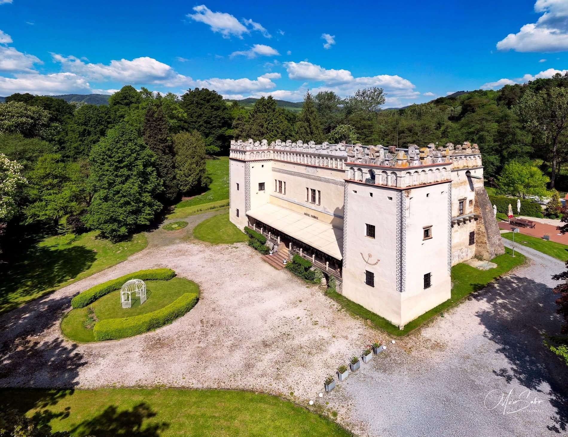 Pohľad na priečelie renesančného Kaštieľa Fričovce s unikátnou sgrafitovou výzdobou